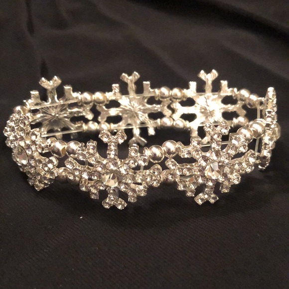 ❄️ Stretch Rhinestone Snowflake Bracelet ❄️ - Picture 2 of 3